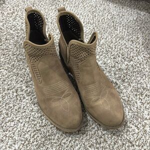 Womens gently worn booties size 8